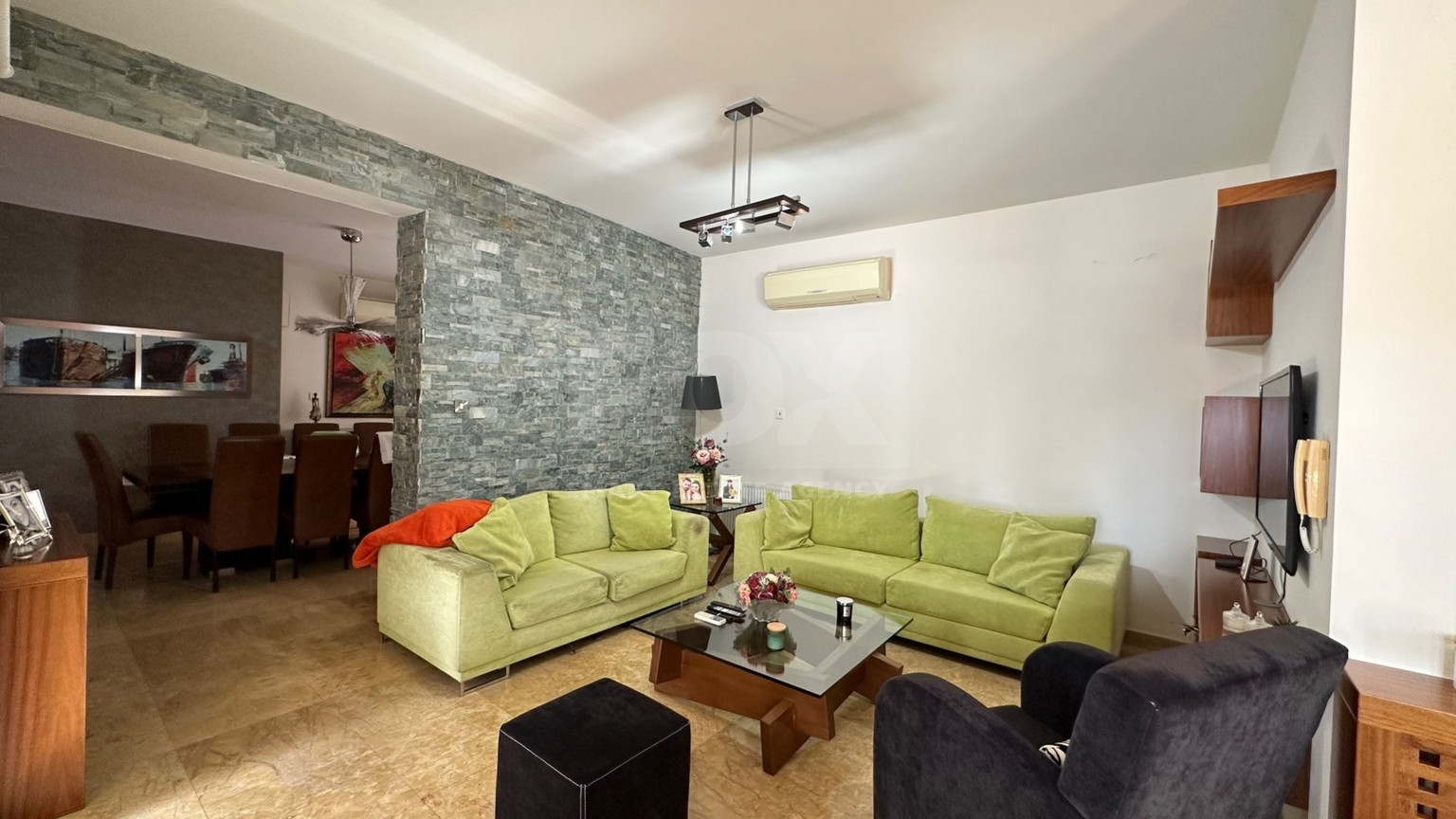 5 bedroom Villa on large plot with landscaped gardens and swimming pool