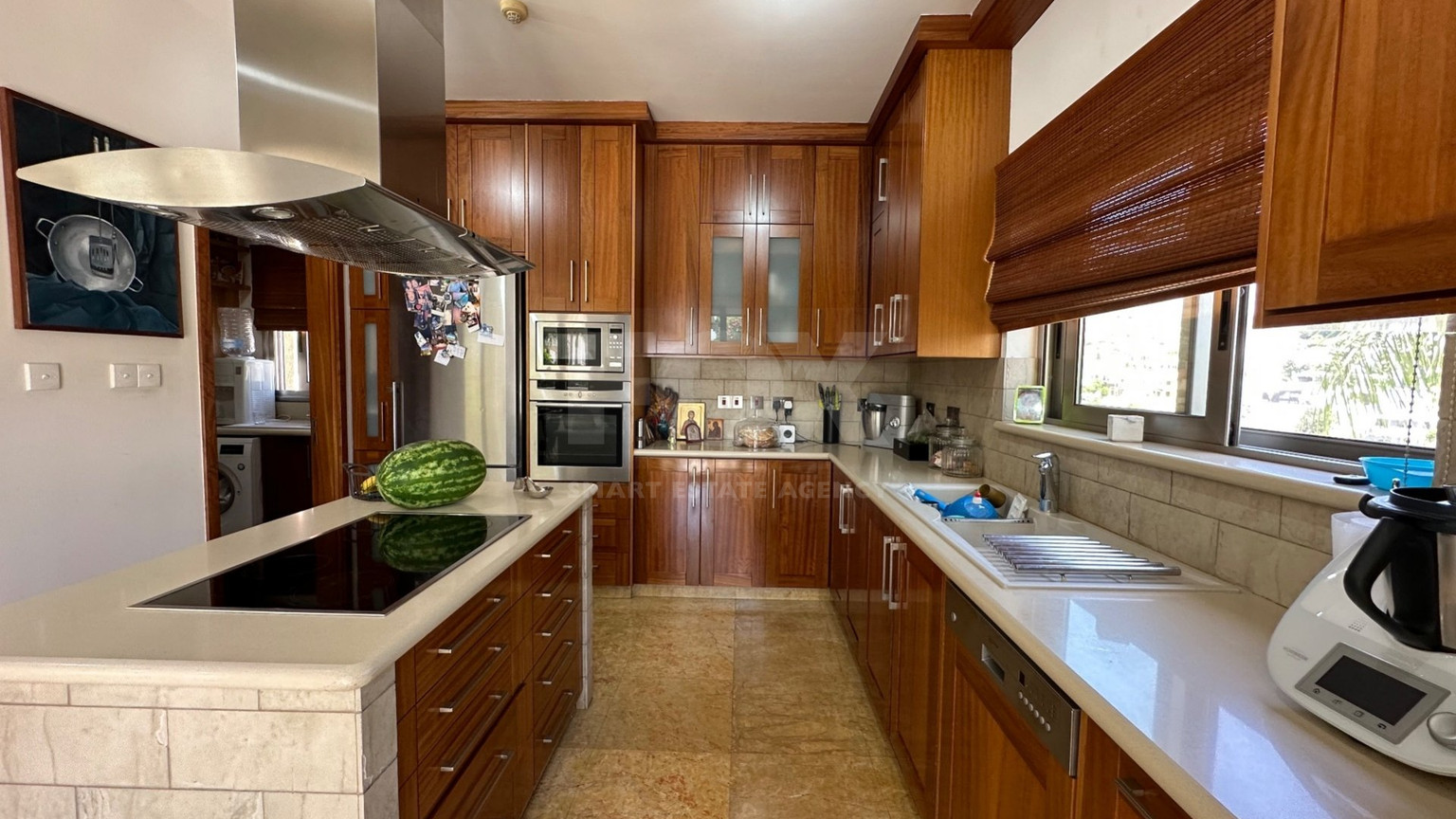 5 bedroom Villa on large plot with landscaped gardens and swimming pool