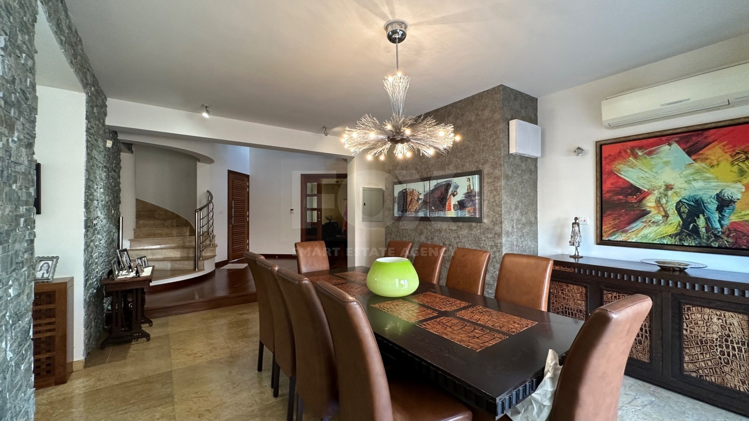 5 bedroom Villa on large plot with landscaped gardens and swimming pool