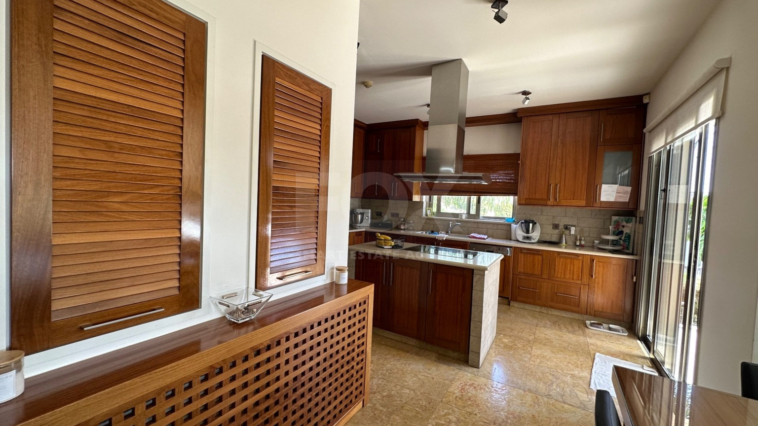 5 bedroom Villa on large plot with landscaped gardens and swimming pool