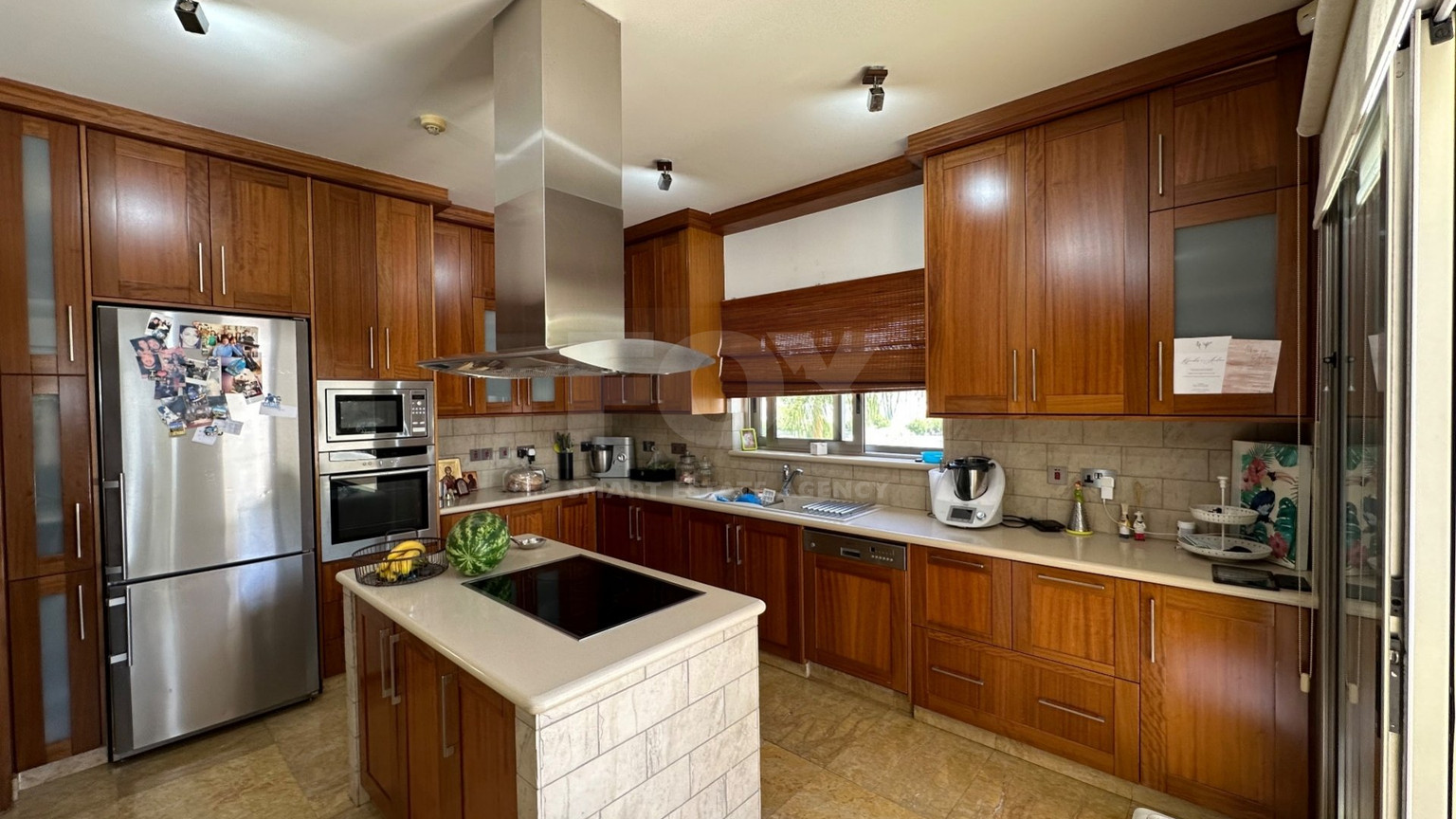 5 bedroom Villa on large plot with landscaped gardens and swimming pool