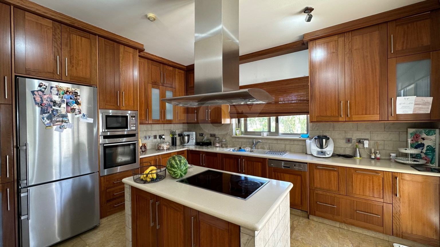 5 bedroom Villa on large plot with landscaped gardens and swimming pool