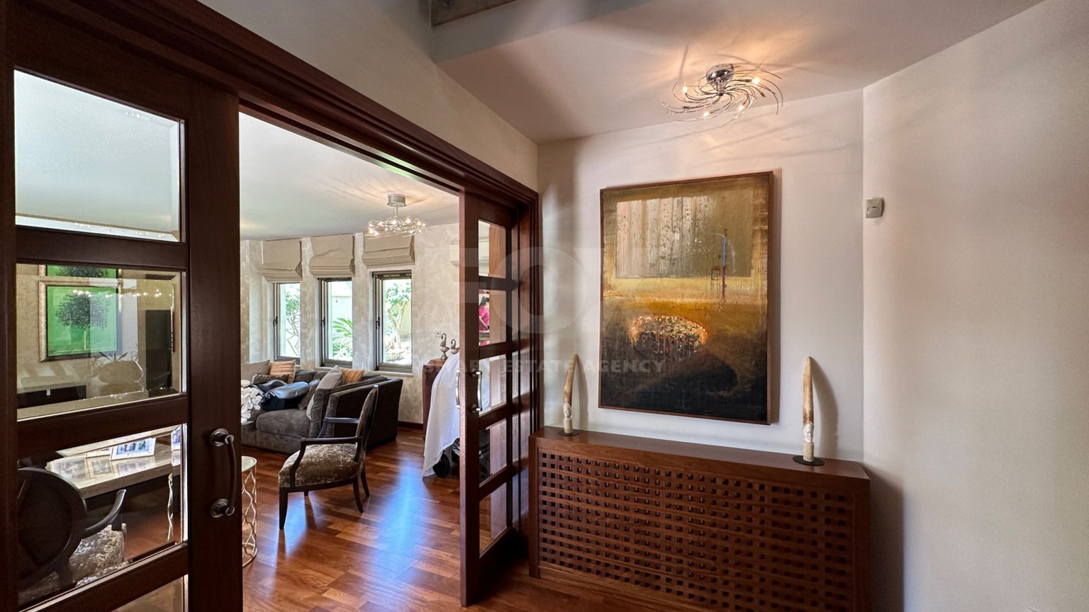5 bedroom Villa on large plot with landscaped gardens and swimming pool