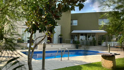 5 bedroom Villa on large plot with landscaped gardens and swimming pool