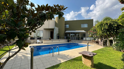 5 bedroom Villa on large plot with landscaped gardens and swimming pool