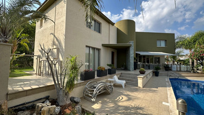 5 bedroom Villa on large plot with landscaped gardens and swimming pool