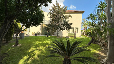 5 bedroom Villa on large plot with landscaped gardens and swimming pool