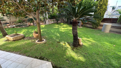 5 bedroom Villa on large plot with landscaped gardens and swimming pool