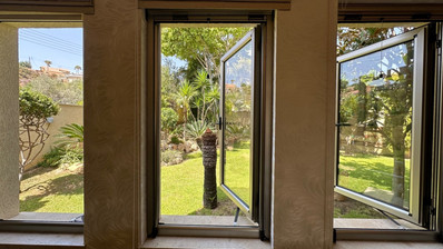 5 bedroom Villa on large plot with landscaped gardens and swimming pool