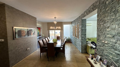 5 bedroom Villa on large plot with landscaped gardens and swimming pool