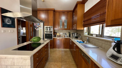 5 bedroom Villa on large plot with landscaped gardens and swimming pool
