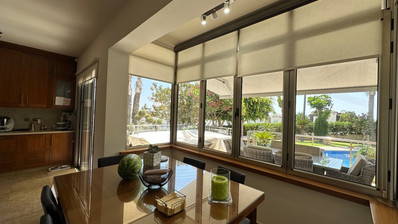 5 bedroom Villa on large plot with landscaped gardens and swimming pool