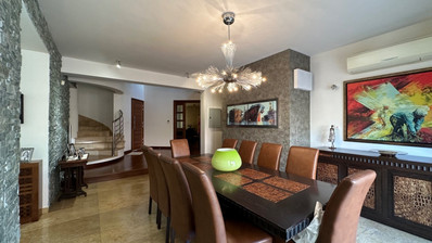5 bedroom Villa on large plot with landscaped gardens and swimming pool