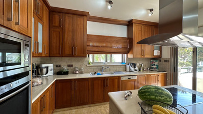 5 bedroom Villa on large plot with landscaped gardens and swimming pool