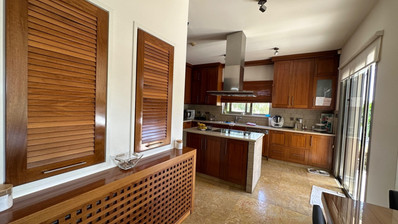 5 bedroom Villa on large plot with landscaped gardens and swimming pool