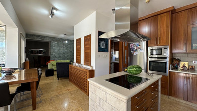 5 bedroom Villa on large plot with landscaped gardens and swimming pool