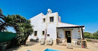 Three-bedroom house in Kato Arodes village in Paphos