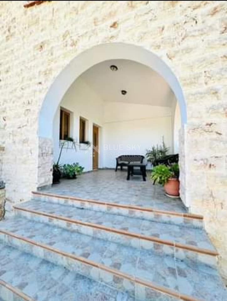 Three-bedroom house in Kato Arodes village in Paphos