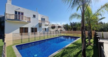 5 Bedroom Detached House with swimming pool in Palodia