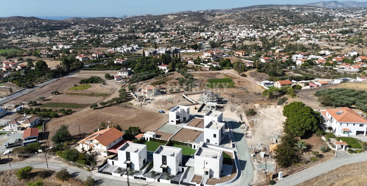 Three Bedroom Detached House with Swimming Pool in Moni for sale