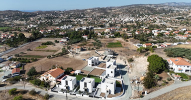 Three Bedroom Detached House with Swimming Pool in Moni for sale