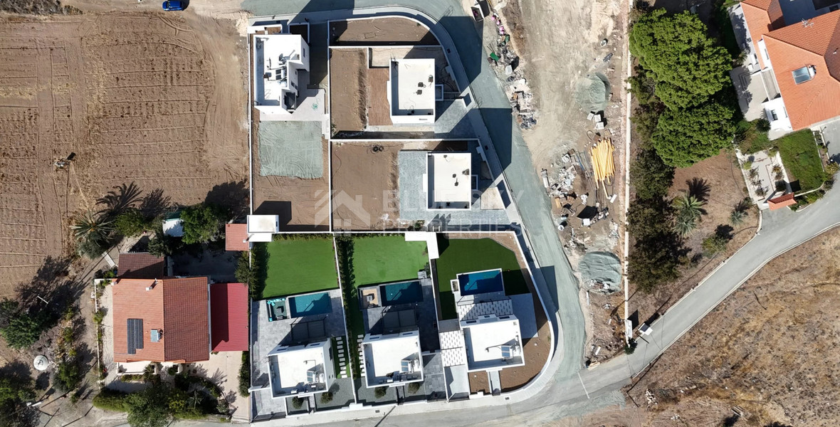 Three Bedroom Detached House with Swimming Pool in Moni for sale