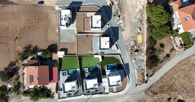 Three Bedroom Detached House with Swimming Pool in Moni for sale