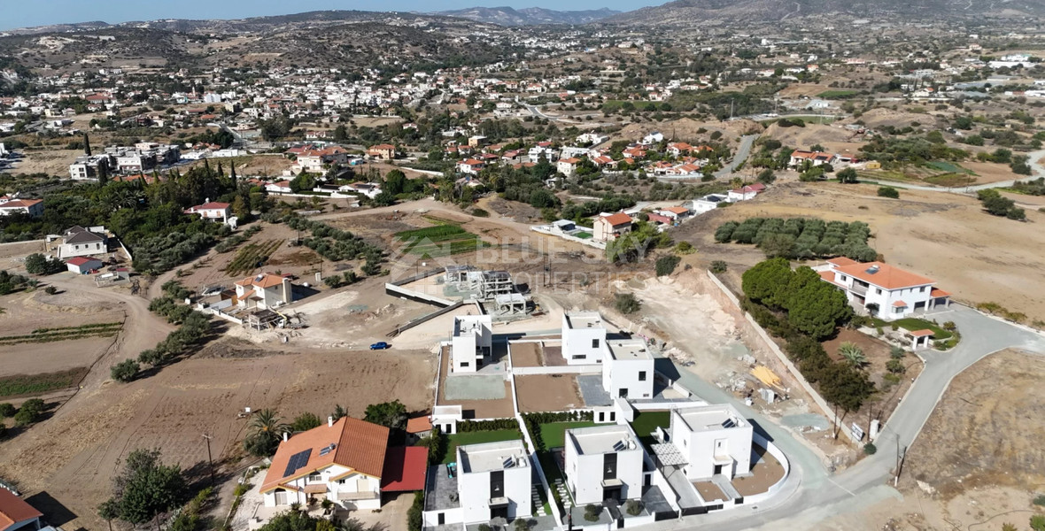 Three Bedroom Detached House with Swimming Pool in Moni for sale