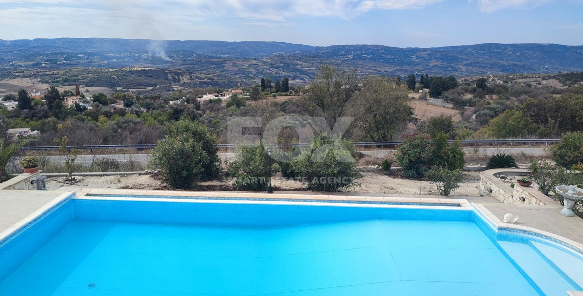 Magnificent five bedroom villa with panoramic view