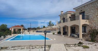 Magnificent five bedroom villa with panoramic view