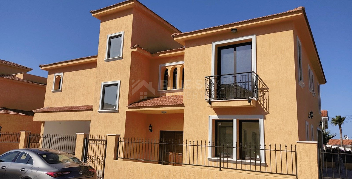 Four bedroom luxury villas with roof garden in a privileged area  in Chloraka