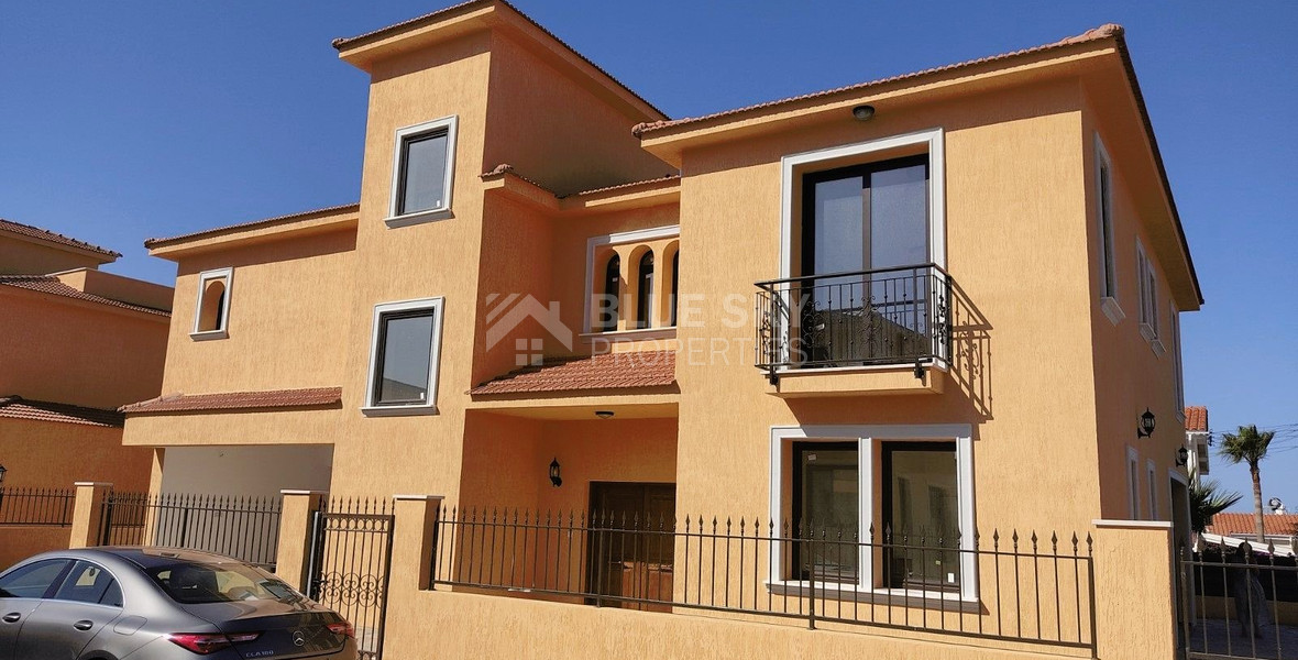 Four bedroom luxury villas with roof garden in a privileged area  in Chloraka