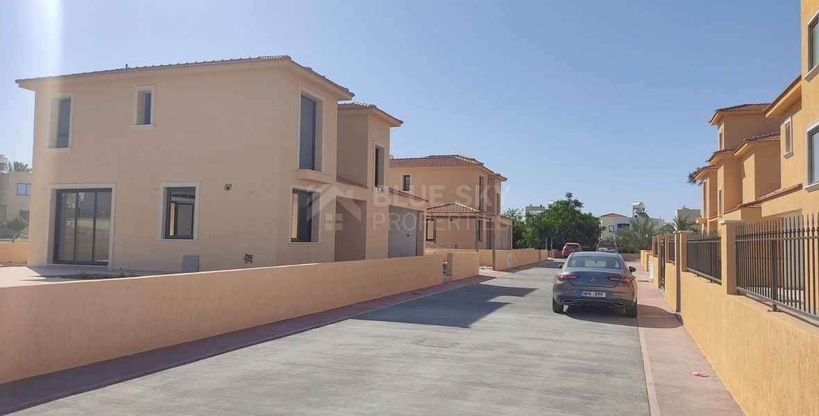 Four bedroom luxury villas with roof garden in a privileged area  in Chloraka
