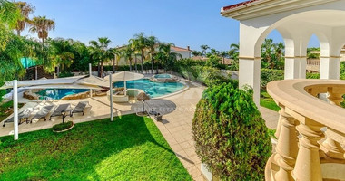 Luxury 4-Bedroom Villa Just 50m from the Beach – Prime Location with Private Access