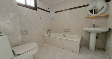 Three bedroom upper house for rent in Agia Fylaxi, Lemesos