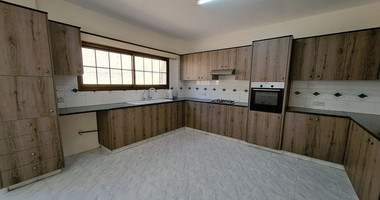 Three bedroom upper house for rent in Agia Fylaxi, Lemesos
