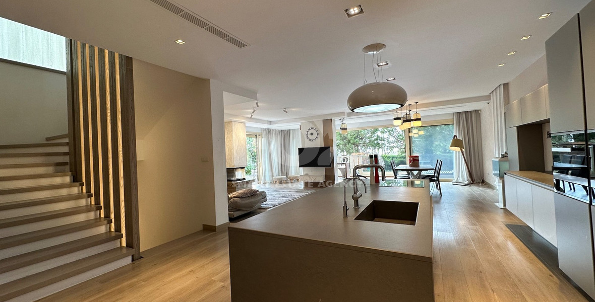 LUXURY FIVE BEDROOM VILLA FOR RENT 20 METRES FROM THE SEA IN THE AMATHOUNDA AREA OF LIMASSOL