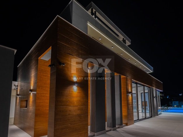 Luxury 5 bedroom villa with swimming pool in Agios Tychonas.