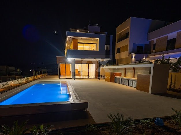 Luxury 5 bedroom villa with swimming pool in Agios Tychonas.