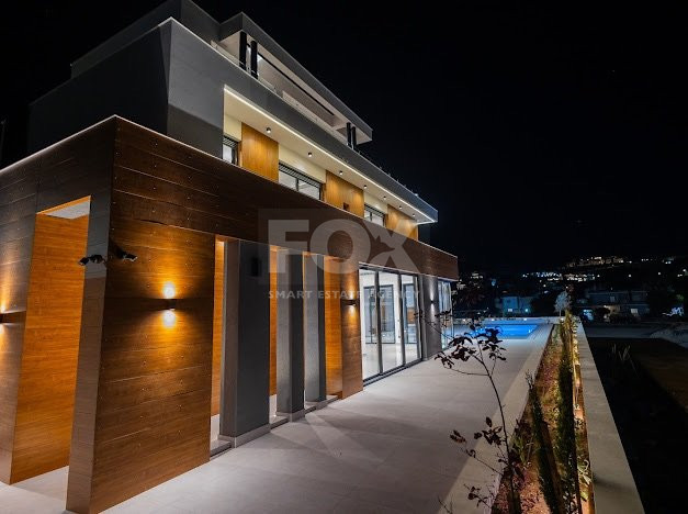 Luxury 5 bedroom villa with swimming pool in Agios Tychonas.