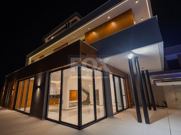 Luxury 5 bedroom villa with swimming pool in Agios Tychonas.