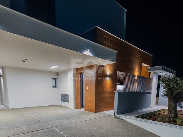 Luxury 5 bedroom villa with swimming pool in Agios Tychonas.