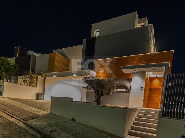 Luxury 5 bedroom villa with swimming pool in Agios Tychonas.