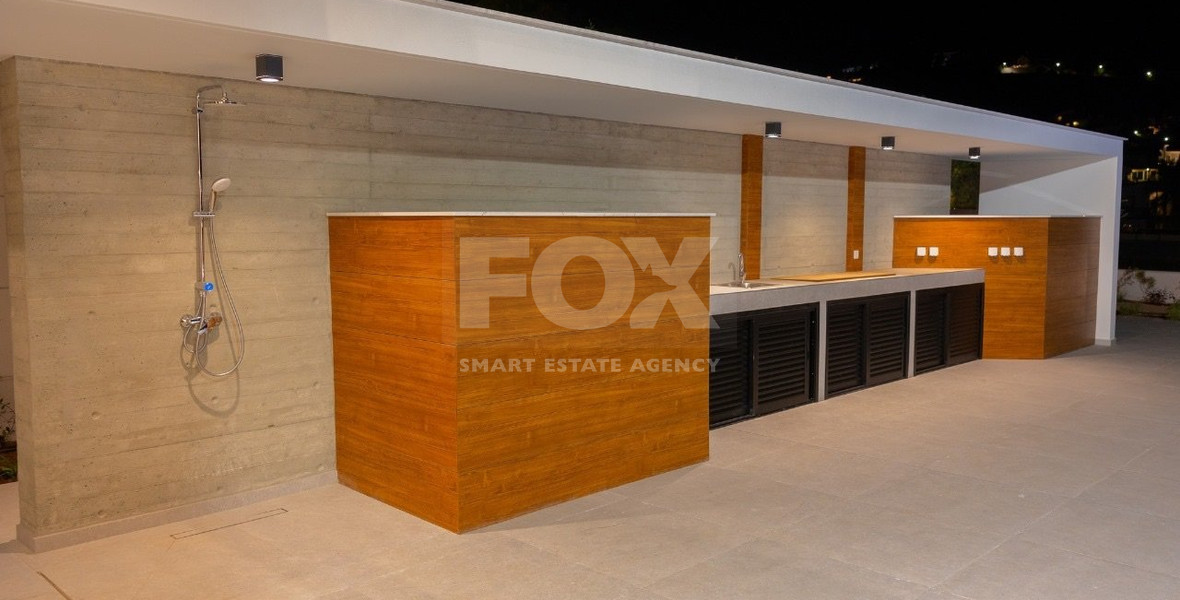 Luxury 5 bedroom villa with swimming pool in Agios Tychonas.