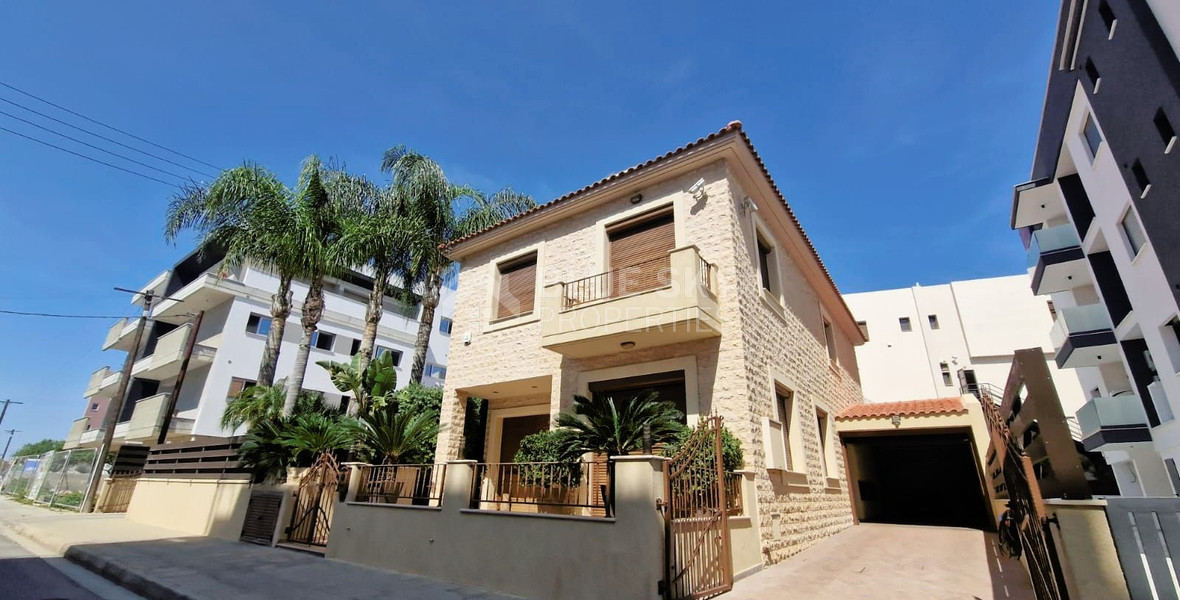 Exquisite 4-Bedroom Villa for sale: Swimming Pool & Garden