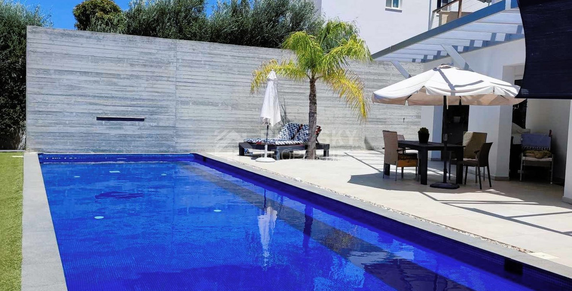 Impressive 4 Bedroom Detached Villa in Sea Caves