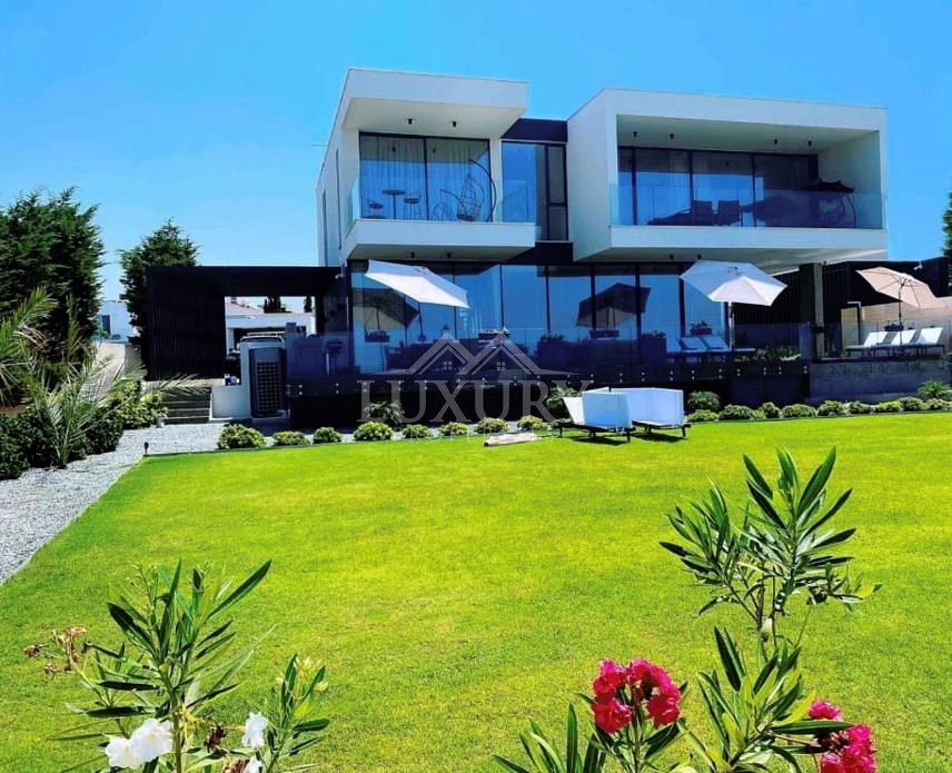 Beach front four bedroom luxurious Villa in Kato Paphos