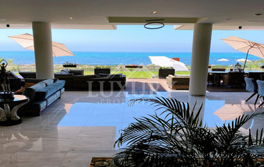 Beach front four bedroom luxurious Villa in Kato Paphos