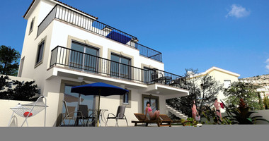 Four bedroom villa plus two additional room in Peyia area, Paphos