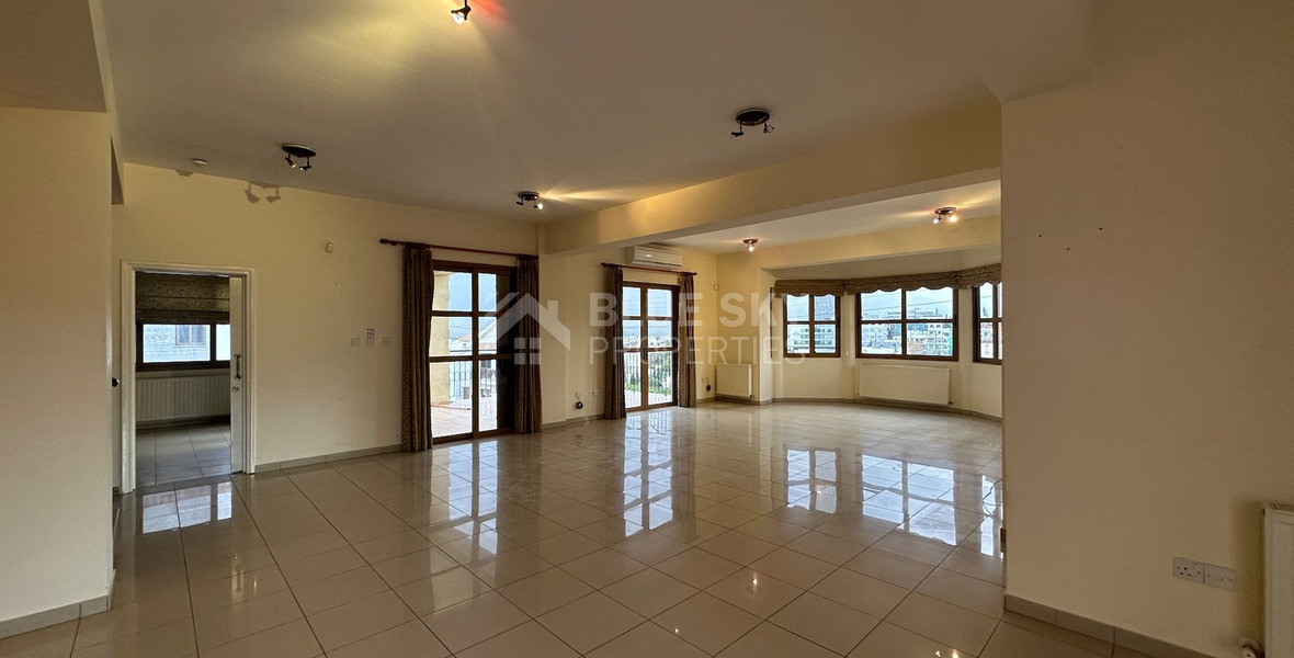 Detached five bedroom Villa with swimming pool for sale in Agios Athanasios-Limassol